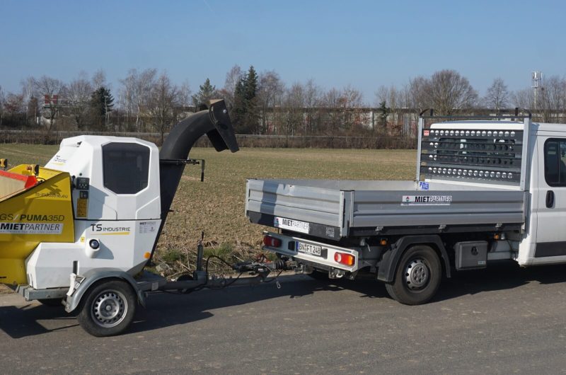 Combined shredder and tipper truck